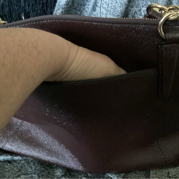 Coach oxblood metallic shoulder bag with gold hardware - Picture 6 of 6